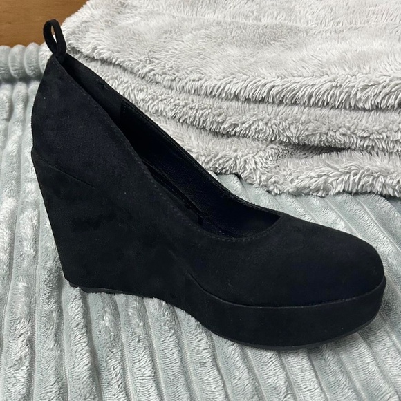 Black Heels With Adjustable Buckle - Picture 6 of 7